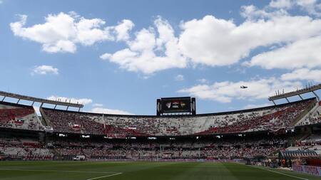Monumental - Hinchas de River en la previa a la Superfinal Copa Libertadores (Reuters)