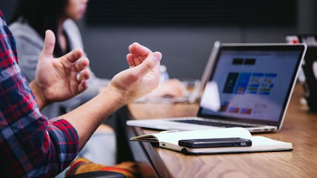 Google impulsa la inclusión digital con 15.000 becas en inteligencia artificial. Foto: Unsplash.