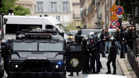 Policía de Francia en los alrededores del Consulado de Irán en París. Foto: REUTERS.
