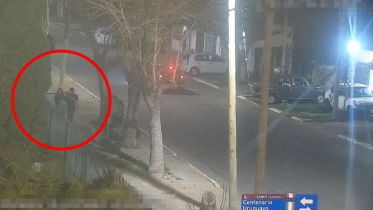 Una mujer, con su bebé en brazos, fue agredida en la vía pública y todo quedó registrado