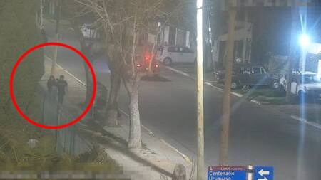 Lo captaron mientras golpeaba a su pareja en plena vía pública y fue detenido. Foto: NA