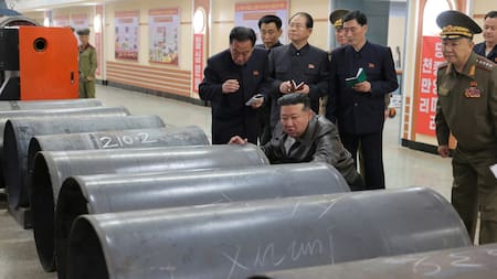 Kim Jong-Un con armamento de Corea del Norte. Foto: REUTERS.