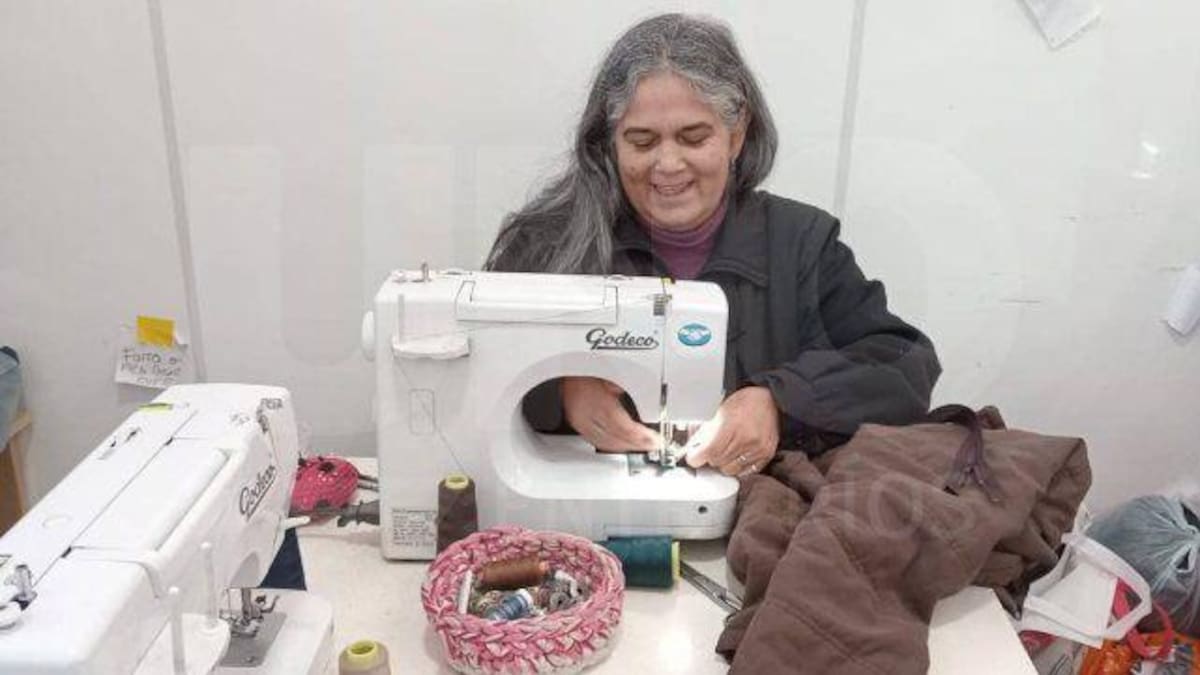 Yolanda López, costurera. costura. diseño de ropa.