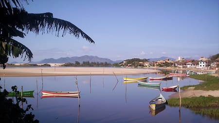 Guarda do Embaú se ha consolidado como una de las playas favoritas entre los visitantes