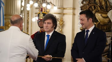 Con la presencia del nuevo ministro de Defensa, Milei le entregó sables y diplomas a oficiales de las Fuerzas Armadas