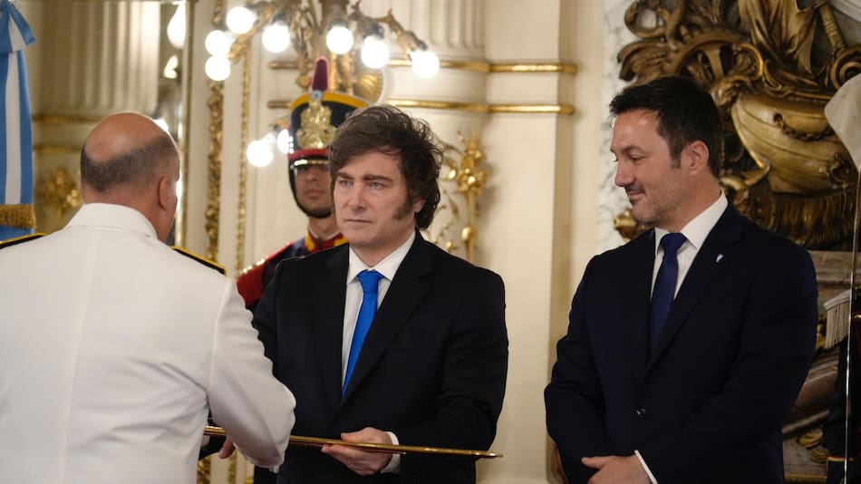 El presidente encabezó un acto de entrega de sables y diplomas a oficiales de las Fuerzas Armadas.