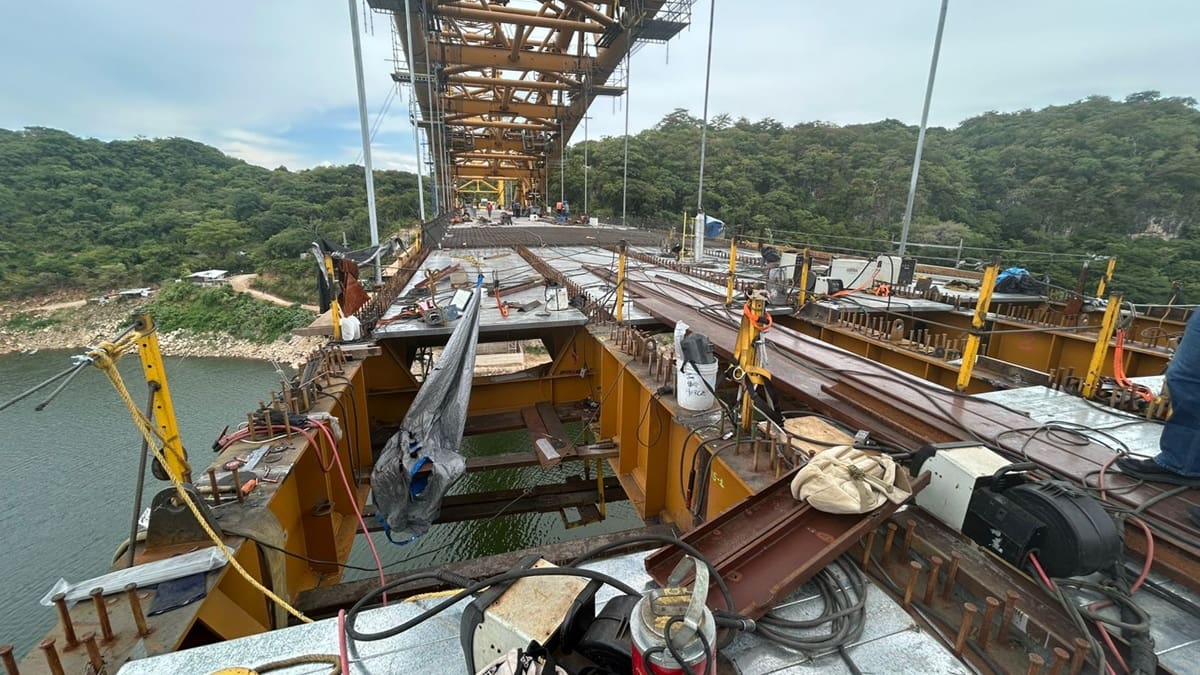 La megaobra en Chiapas incorpora un arco de acero de 2.666 toneladas y beneficiará a más de 300.000 habitantes de 21 comunidades. La obra iniciada en 2023, alcanzó el 96,12% de avance y tiene prevista su finalización para fines de 2026.