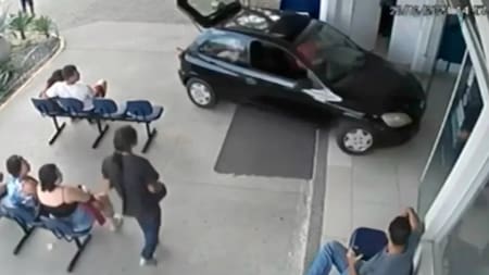 Conductor embistiendo un hospital. Foto: captura video