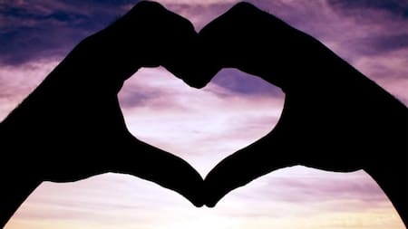 Corazón con manos, novios, noviazgo