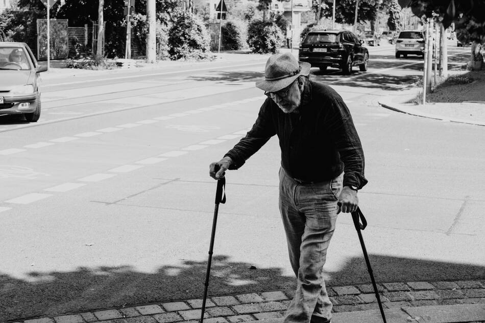 Bastón, adultos mayores, abuelos. Foto: Unsplash.