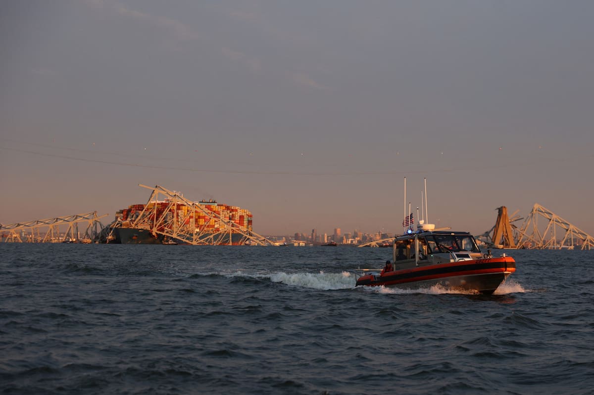 Tareas de rescate en el puente destruido en Baltimore. Foto: Reuters.