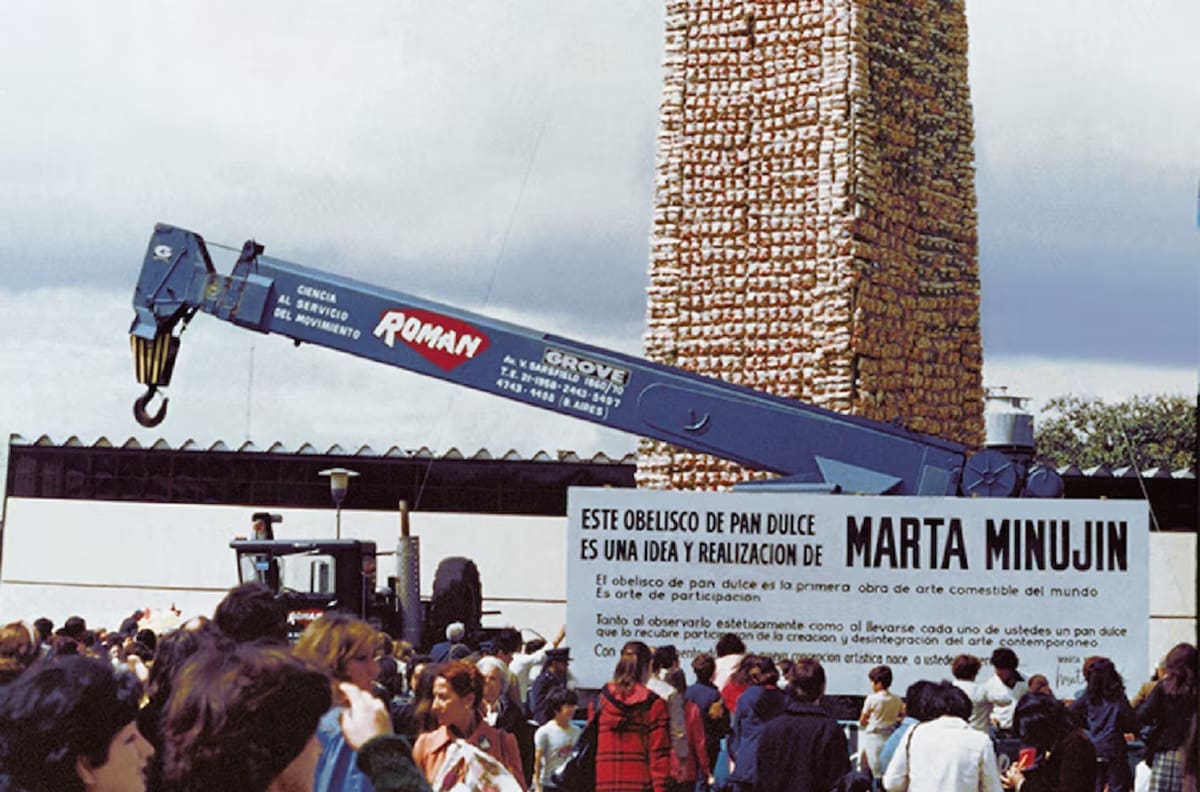 En plena dictadura militar argentina, la artista presentó su monumental creación en el predio de La Rural, en Buenos Aires. Una grúa, una multitud desbordada y la intervención de los bomberos voluntarios protagonizaron un inesperado desenlace.