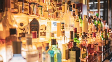 Botellas de diferentes bebidas alcohólicas. Foto: Unsplash.