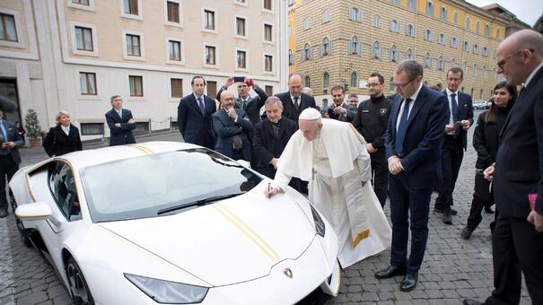 ¿Es el nuevo Papa Móvil?: Papa Francisco firmó un Lamborghini