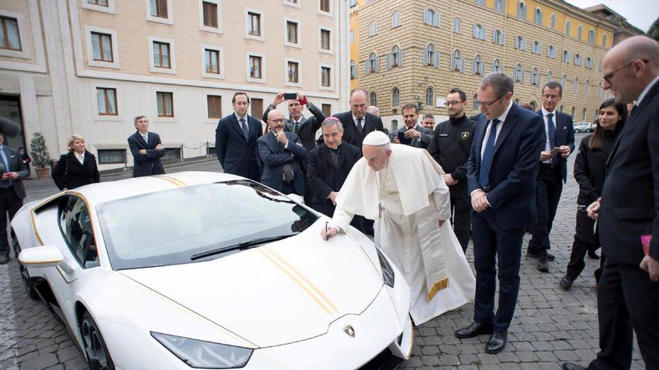 Lamborghini firmado por el Papa (Reuters)