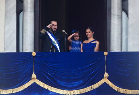 Nayib Bukele, presidente de El Salvador, junto a su hija y su esposa, Gabriela Rodríguez de Bukele. Foto: Reuters.