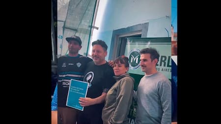 Gustavo Menéndez acompañó a vecinos de Merlo en uno de los últimos trámites para obtener la escritura de sus hogares.