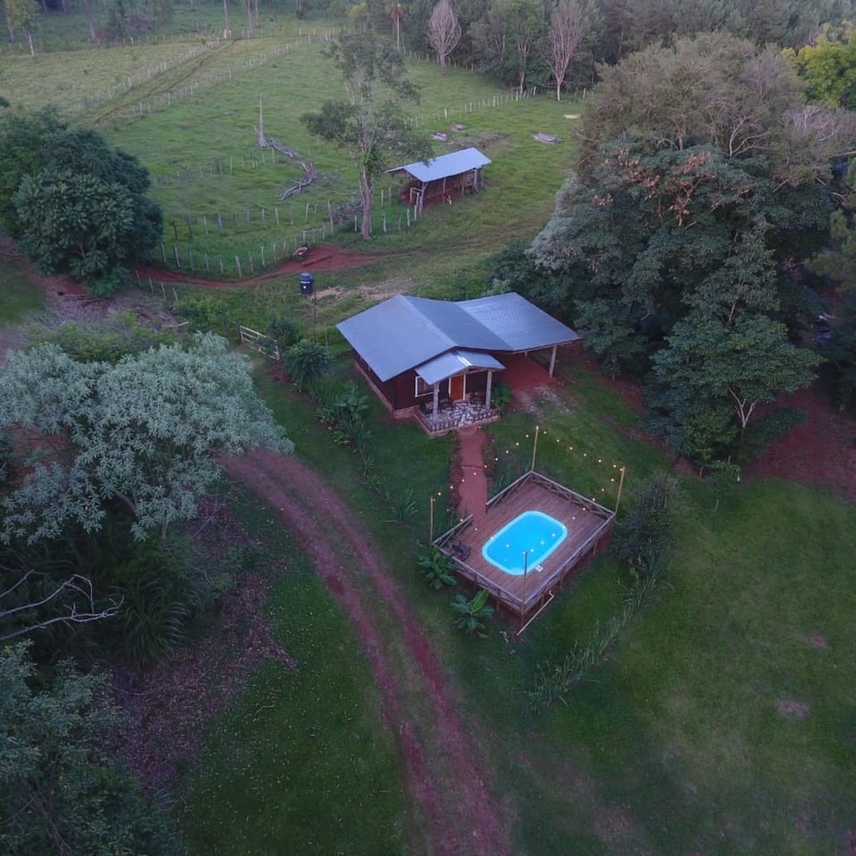 Complejo de Cabañas La Querencia, en El Dorado, a metros del Parque Nacional Iguazú, en Misiones.