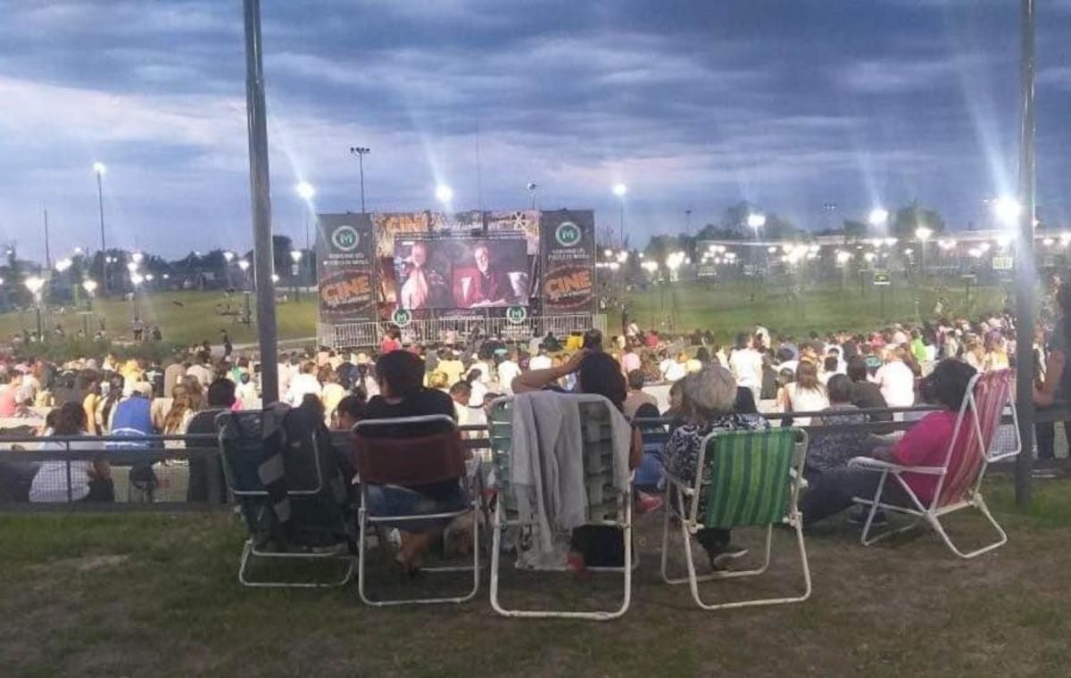 Cine bajo el Universo, Merlo