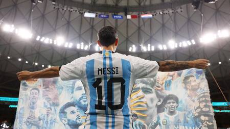 Hinchas argentinos en la previa del duelo ante Croacia por el Mundial de Qatar. Foto: REUTERS.