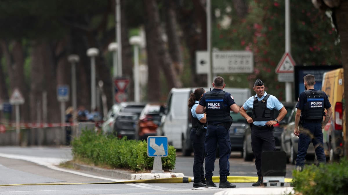 Un policía francés, herido en un incendio intencional frente a una sinagoga. Foto: Reuters.