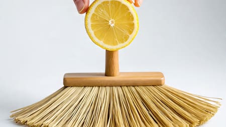 Seguro no lo sabías: para qué sirve rociar limón en las cerdas de la escoba y cuáles son los beneficios