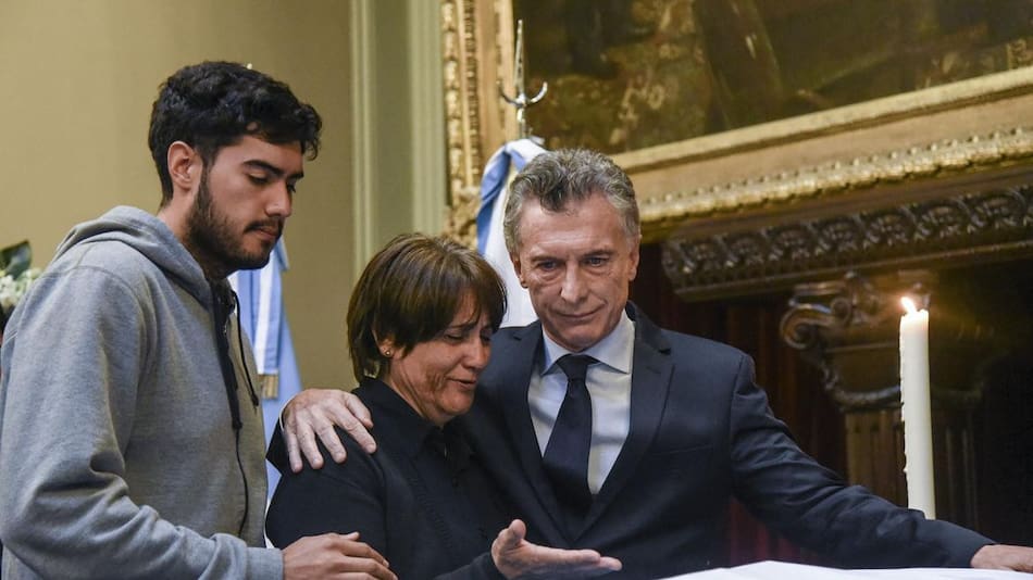 Mauricio Macri junto a la mujer de Héctor Olivares (NA)