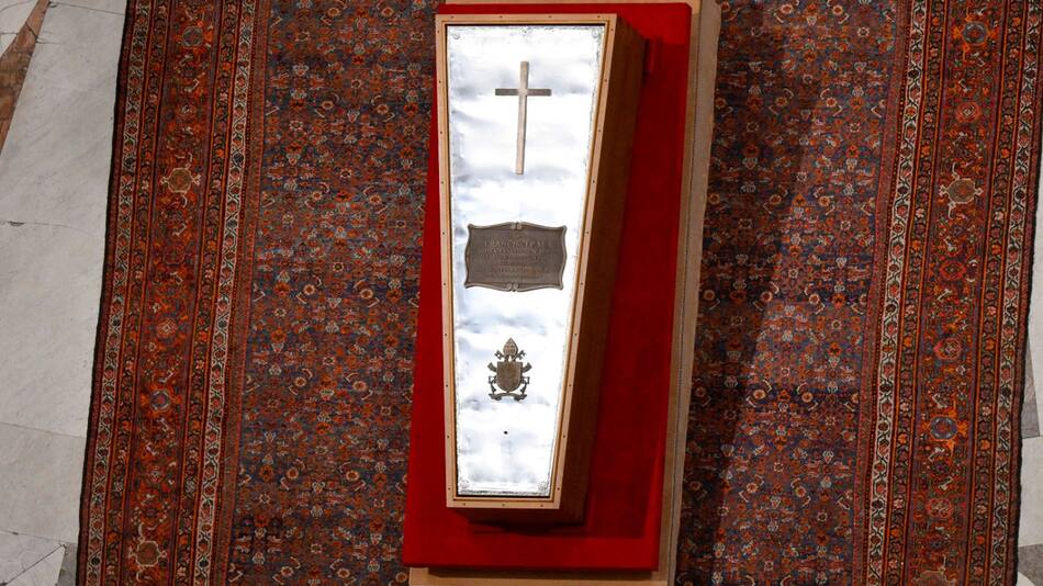 Se realizó el sellado del féretro del papa Francisco. Foto: Reuters/Prensa Vaticano