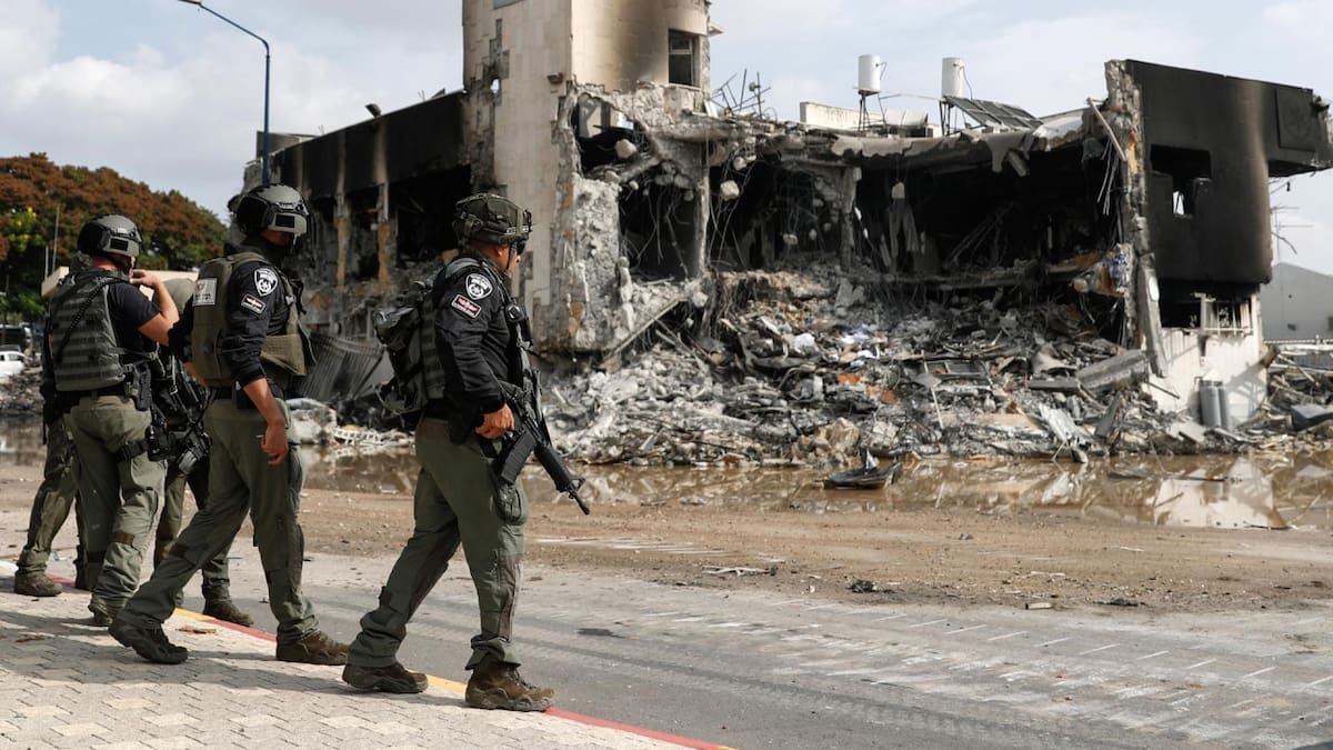 Las fuerzas israelíes patrullan frente a la comisaría de policía destruida que estaba controlada por militantes de Hamas en la ciudad sureña de Sderot, cerca de la frontera con Gaza, Israel, 8 de octubre de 2023.