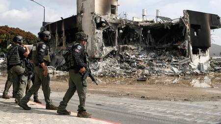 Las fuerzas israelíes patrullan frente a la comisaría de policía destruida que estaba controlada por militantes de Hamas en la ciudad sureña de Sderot, cerca de la frontera con Gaza, Israel, 8 de octubre de 2023.