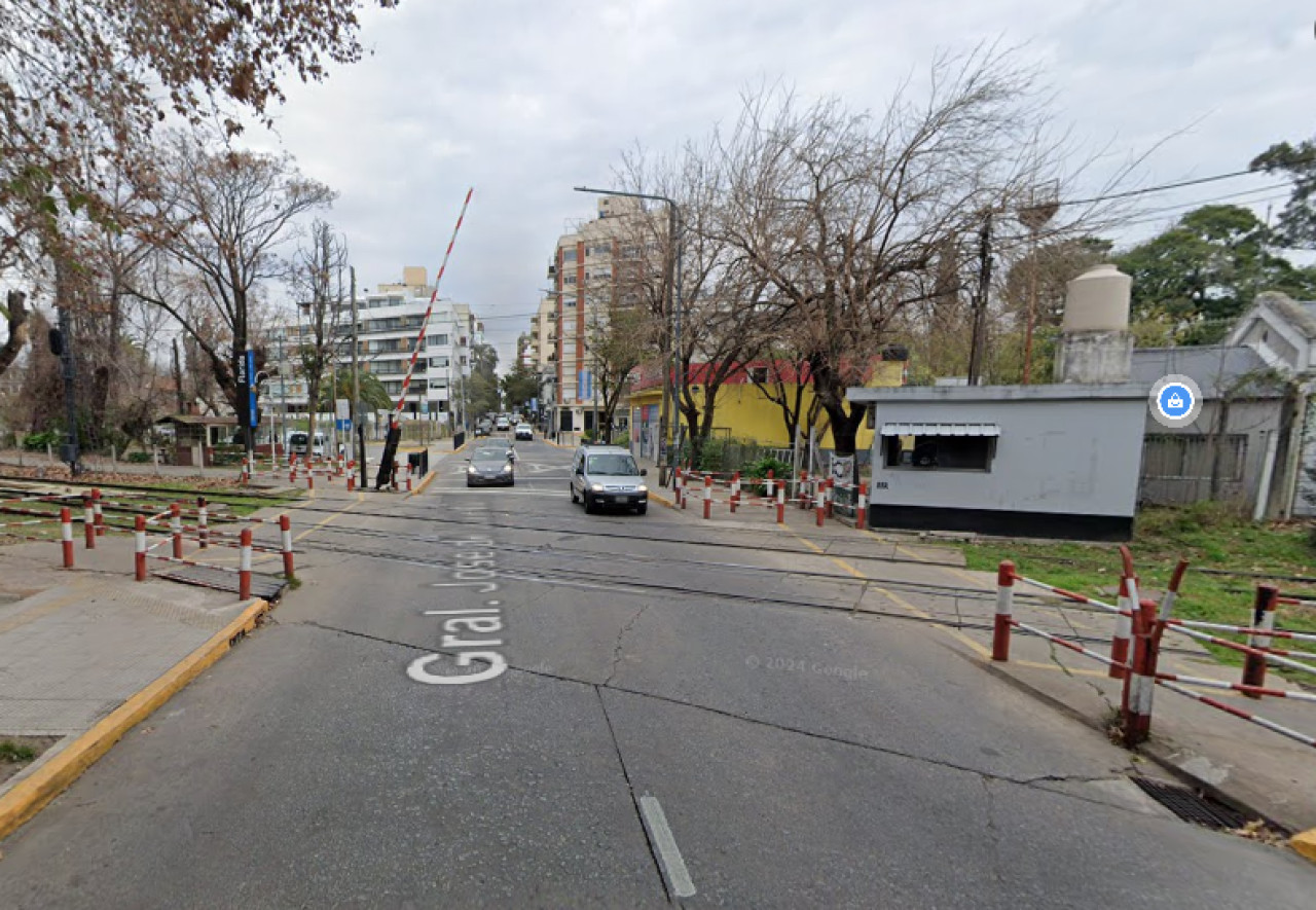 Paso a nivel de la calle San Martín, en Florida. Foto: Google Maps.