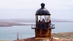 Historia y naturaleza salvaje: cómo es visitar el Faro Isla Leones, el faro más solitario de la costa de Chubut