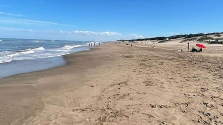 Algunos viajeros buscan playas completamente desiertas, mientras que otros prefieren un entorno más familiar. Foto: Instagram / mardelaspampas.