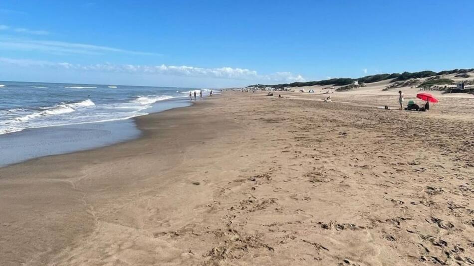 Algunos viajeros buscan playas completamente desiertas, mientras que otros prefieren un entorno más familiar. Foto: Instagram / mardelaspampas.