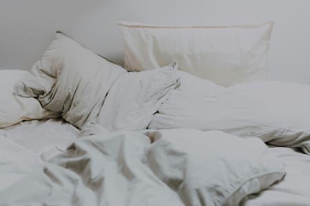 Cama; colchón; almohada. Foto: Unsplash.