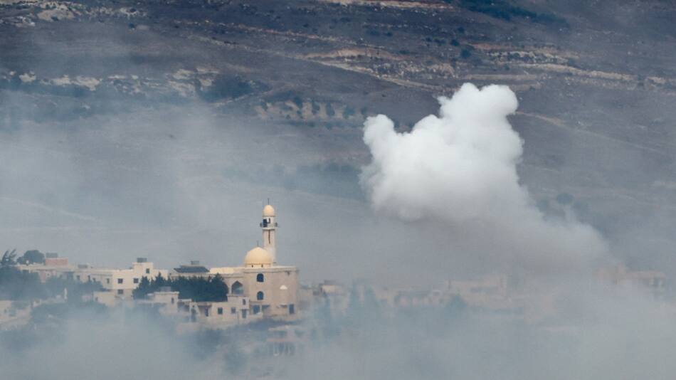 Humo en la frontera entre Israel y el Líbano. Foto: Reuters