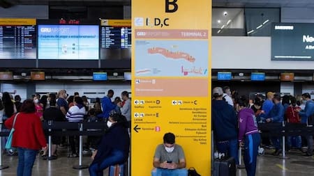 Barbijos en los aeropuertos de Brasil. Foto: REUTERS.