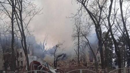 Rusia bombardea un teatro de Mariúpol.