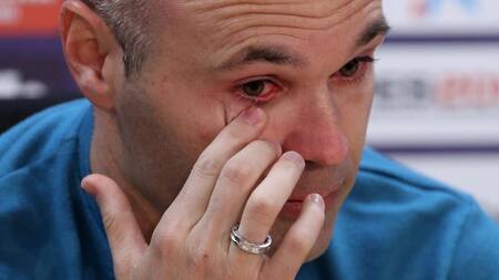 Entre lágrimas, Iniesta anunció su salida del Barcelona