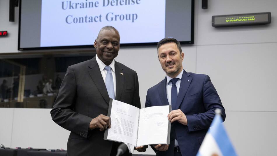 Luis Petri y Lloyd Austin. Foto: X @luispetri