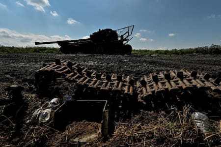 Tanque destruido en Novodarivka, una región de Zaporiyia. Foto: Reuters.