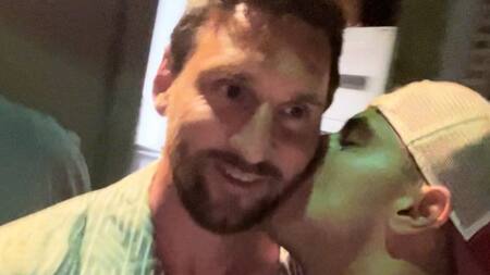 Hincha argentino le da un beso a Messi a la salida de un restaurante en Miami. Foto: Captura de video.