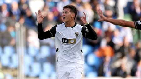 Enzo Barrenechea con la camiseta de Valencia. Foto: NA.