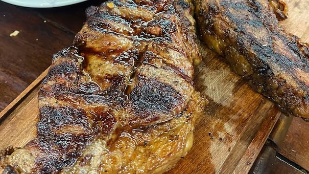 Tradición parrillera en pleno corazón de Villa del Parque: dónde comer cortes premium por $19.990 las 24 horas