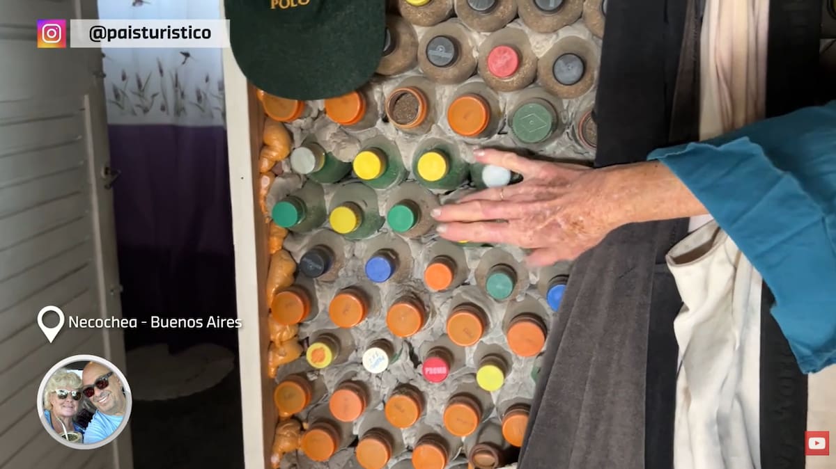 Con ingenio, materiales reciclados y una historia de esfuerzo, convirtió un terreno de la Costa Atlántica en una casa única construida con miles de botellas.
