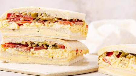 La panadería Lucca se destaca por sus sándwiches de miga.