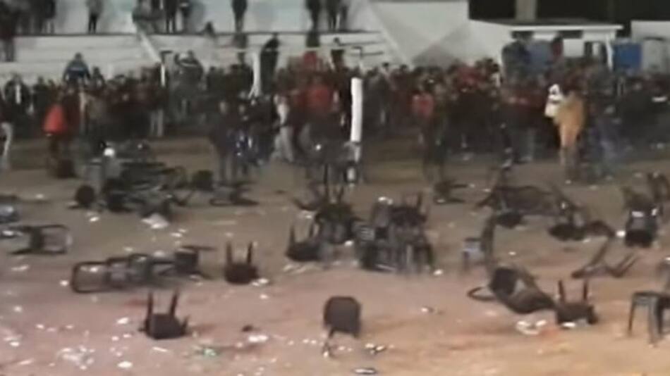 Batalla campal - recital de la Mona Jimenez