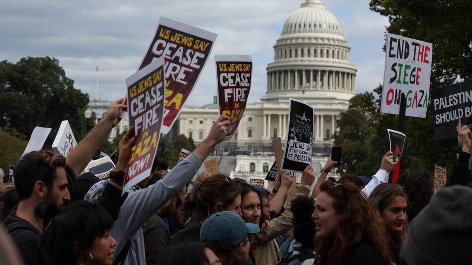 Manifestación fuera del Capitolio. Foto: Reuters