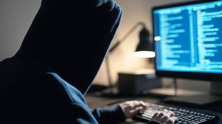 Hacker, estafa virtual, hackeo. Foto: Grok X.