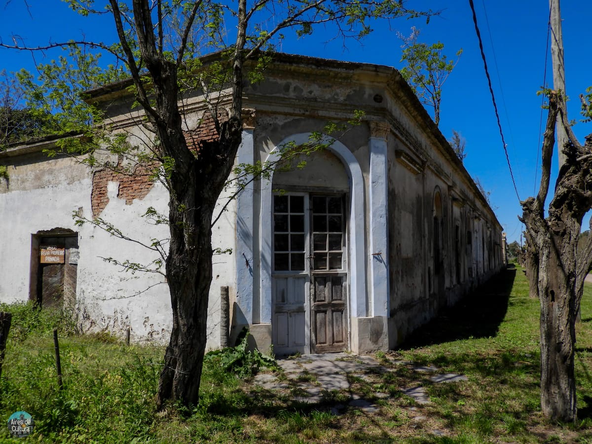 Calles tranquilas, historia ferroviaria y paisajes rurales definen la esencia de este pueblo de Brandsen ideal para una escapada.